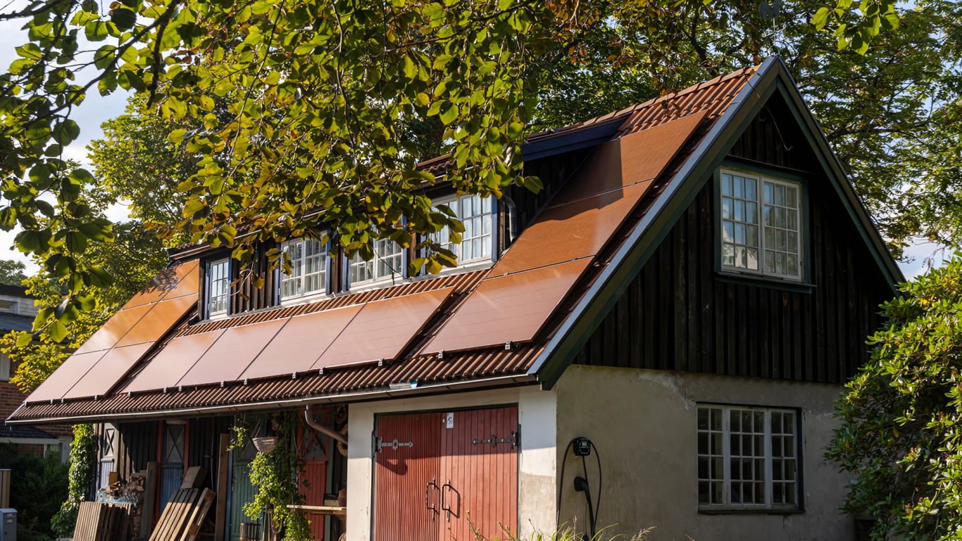 Gebäude mit farbigen PVT-Solarmodulen – elegante Kombination aus Photovoltaik und Solarthermie für nachhaltige Energiegewinnung.
